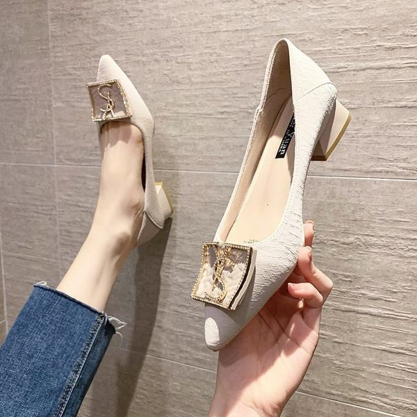 Pantofi casual ascuțiți, cu tocuri joase și decor metalic