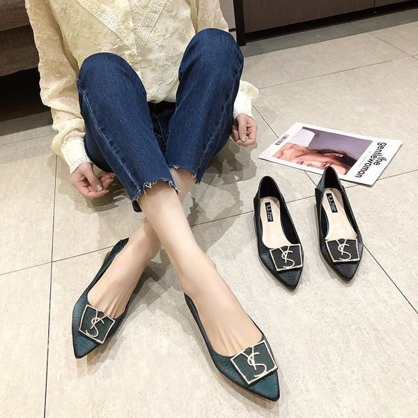 Pantofi casual ascuțiți, cu tocuri joase și decor metalic