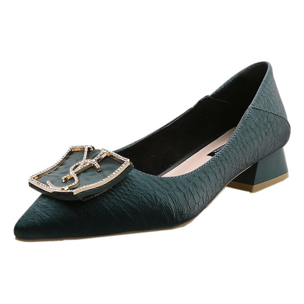 Pantofi casual ascuțiți, cu tocuri joase și decor metalic