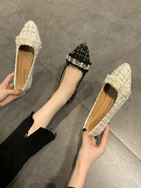 Pantofi de dama in carouri cu perle si talpa plata