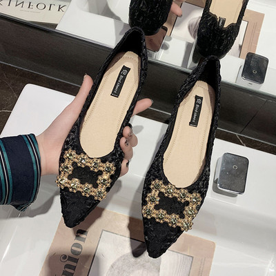 Μοντέρνα γυναικεία παπούτσια με μεταλλική αγκράφα