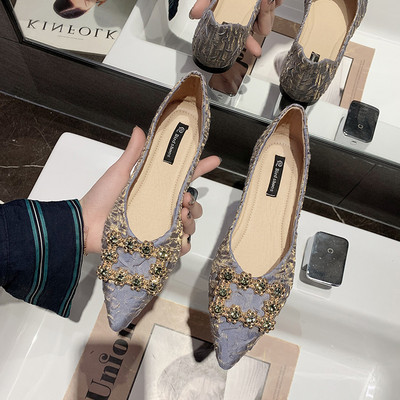 Μοντέρνα γυναικεία παπούτσια με μεταλλική αγκράφα