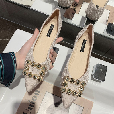 Μοντέρνα γυναικεία παπούτσια με μεταλλική αγκράφα