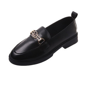 Pantofi de dama din piele stil retro cu elemente metalice