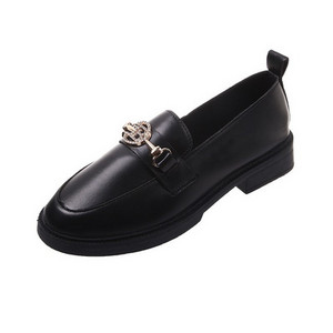 Pantofi de dama din piele stil retro cu elemente metalice