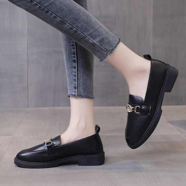 Pantofi de dama din piele stil retro cu elemente metalice