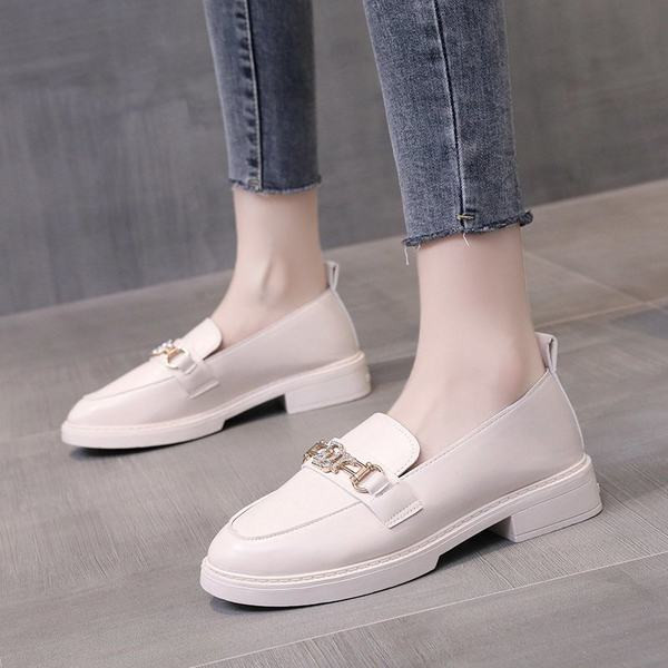 Pantofi de dama din piele stil retro cu elemente metalice