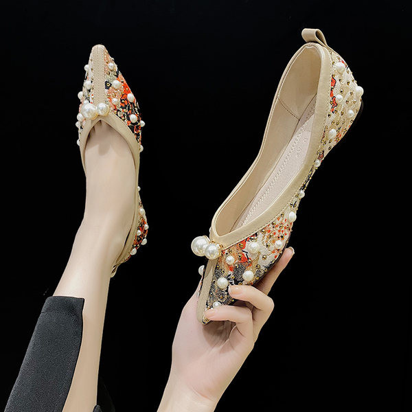 Model nou de pantofi de dama ascutit cu perle