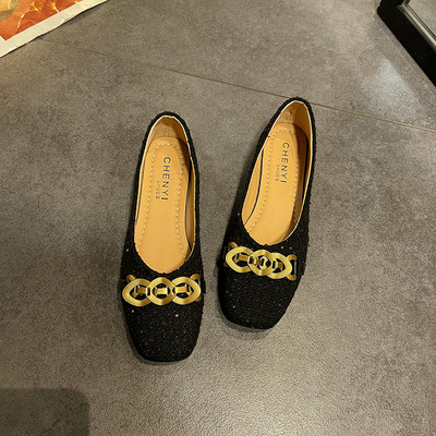 Casual γυναικεία παπούτσια με πούλιες και μεταλλικό στοιχείο