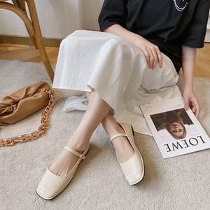 Model nou de pantofi din piele cu cataramă și talpă plată