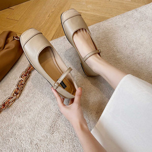 Model nou de pantofi din piele cu cataramă și talpă plată