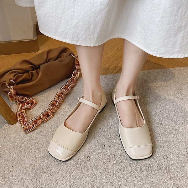 Model nou de pantofi din piele cu cataramă și talpă plată