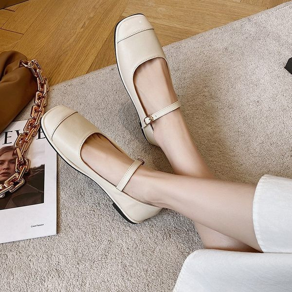 Model nou de pantofi din piele cu cataramă și talpă plată