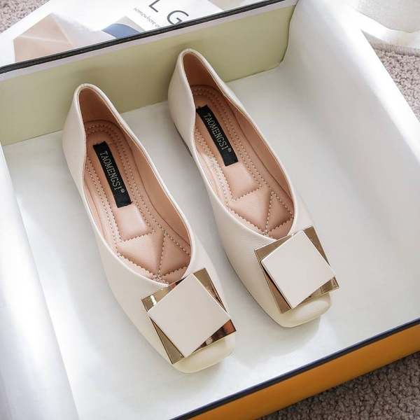 Model nou de pantofi de dama din piele cu catarama