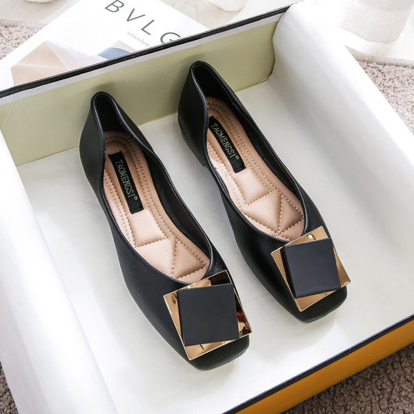 Model nou de pantofi de dama din piele cu catarama