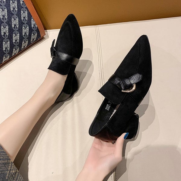 Model ascutit de pantofi casual cu decor metalic