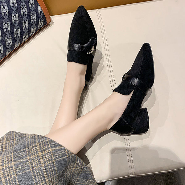 Model ascutit de pantofi casual cu decor metalic