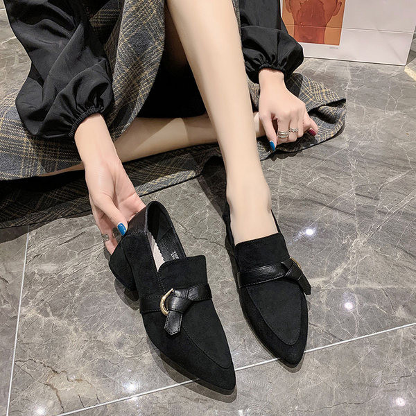 Model ascutit de pantofi casual cu decor metalic