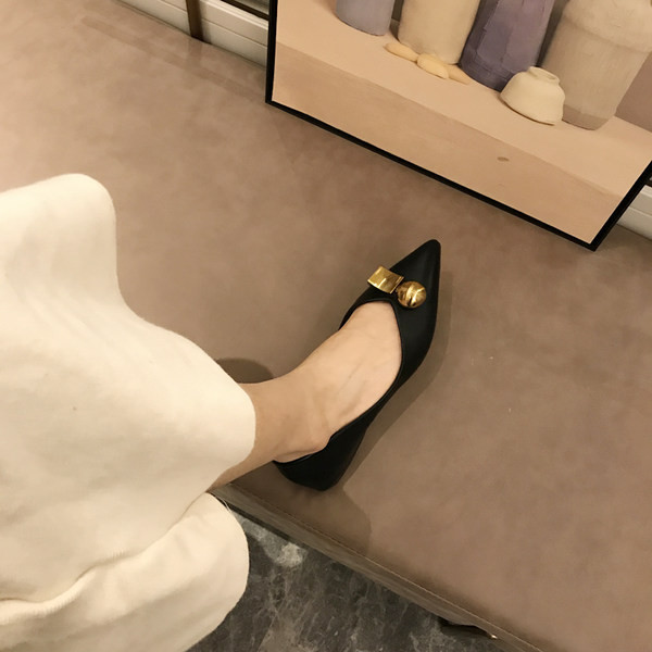 Model nou de pantofi de dama din imitatie de piele cu element metalic