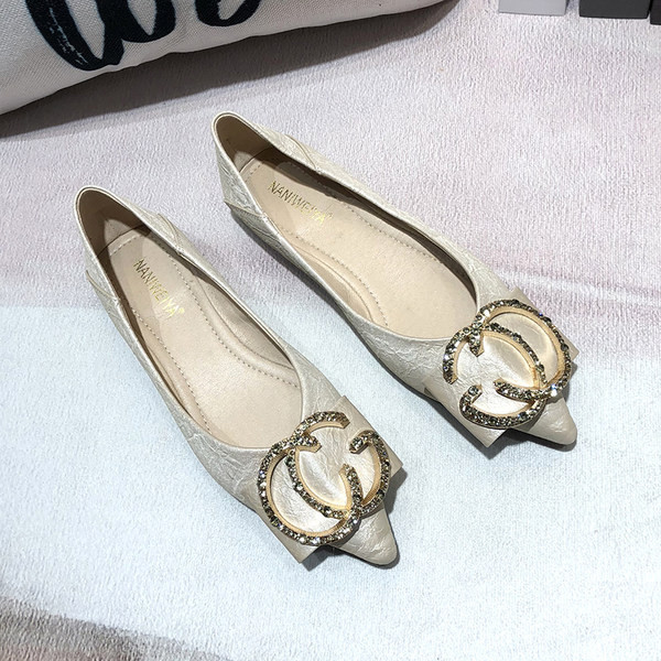 Pantofi moderni de damă cu un element metalic - trei culori