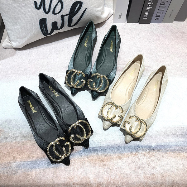 Pantofi moderni de damă cu un element metalic - trei culori