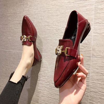 Model nou de pantofi din piele lacuita cu decor metalic