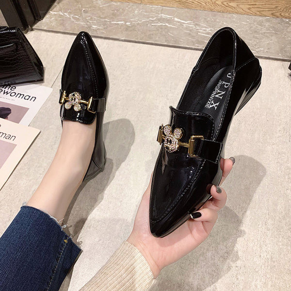 Model nou de pantofi din piele lacuita cu decor metalic