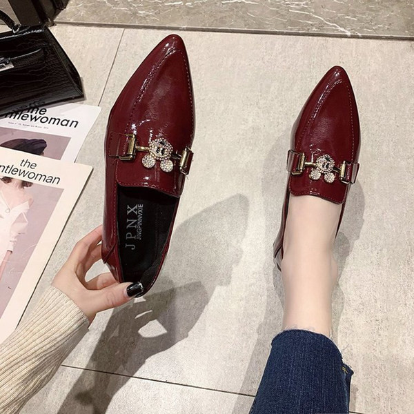 Model nou de pantofi din piele lacuita cu decor metalic