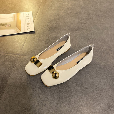 Γυναικεία casual παπούτσια με μεταλλικό στοιχείο και επίπεδη σόλα