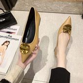 Model nou de pantofi ascuțiți cu decor metalic