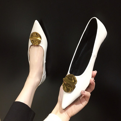Model nou de pantofi ascuțiți cu decor metalic