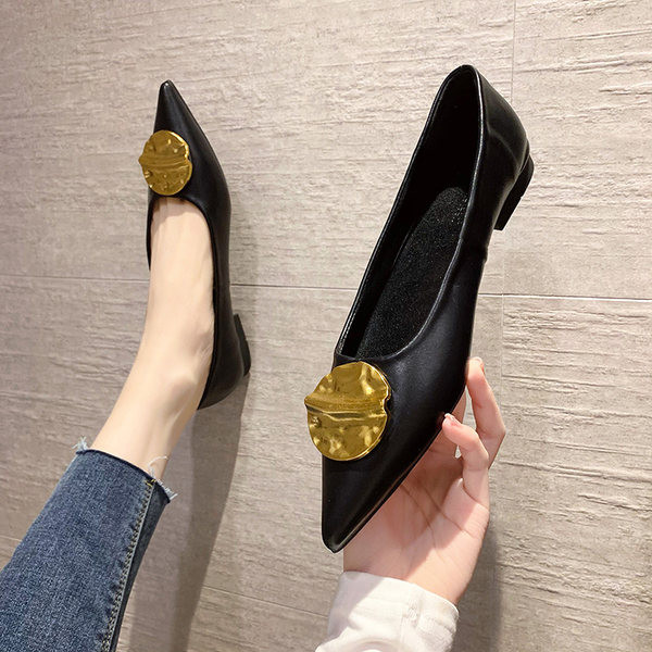 Model nou de pantofi ascuțiți cu decor metalic