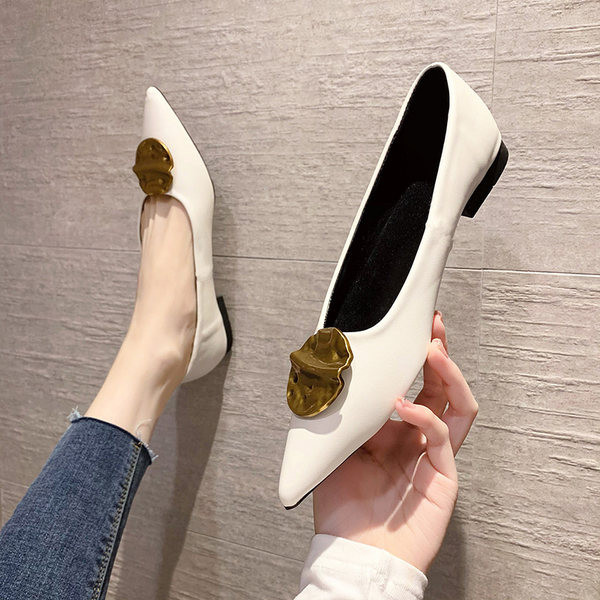 Model nou de pantofi ascuțiți cu decor metalic