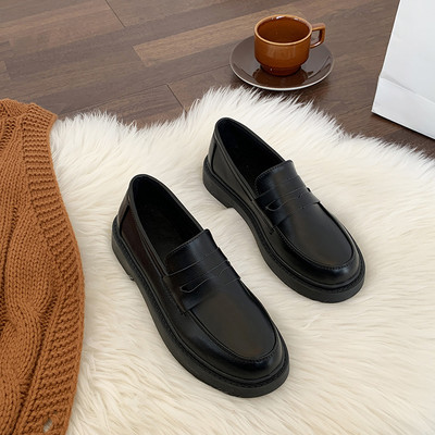 Pantofi rotunzi din piele model simplu