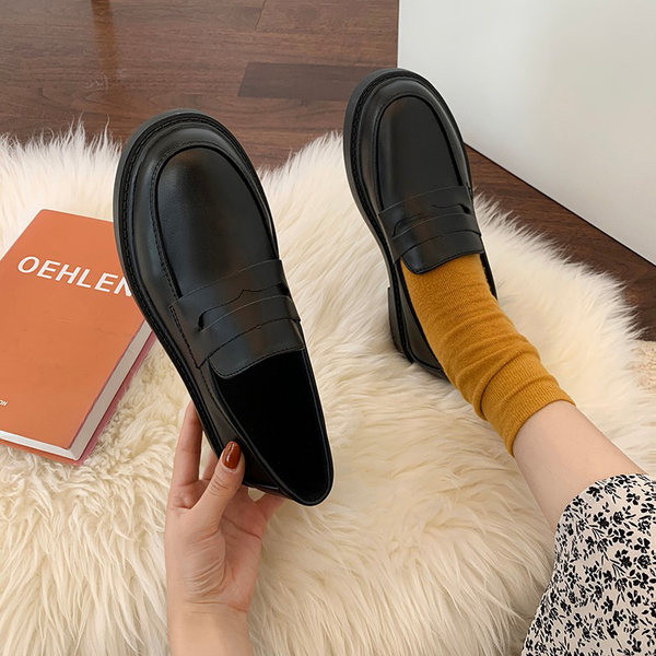 Pantofi rotunzi din piele model simplu