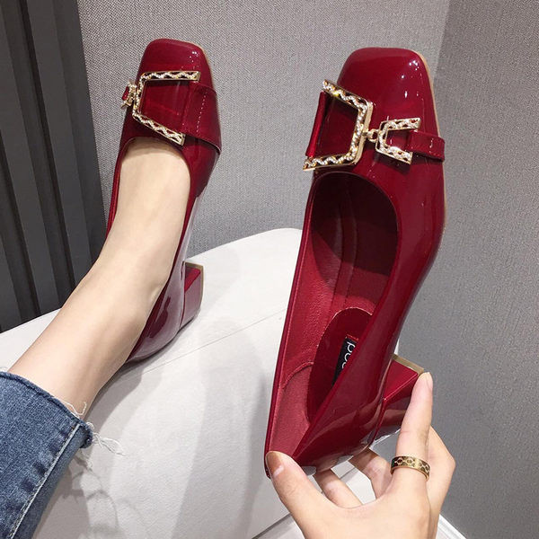 Pantofi moderni de dama din piele lacuita cu catarama metalica si toc gros