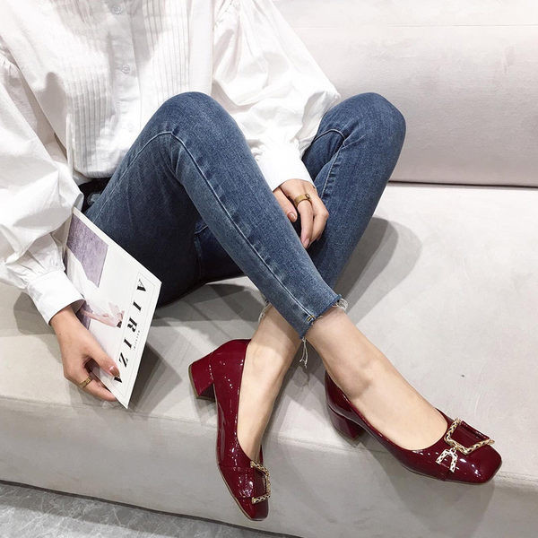 Pantofi moderni de dama din piele lacuita cu catarama metalica si toc gros