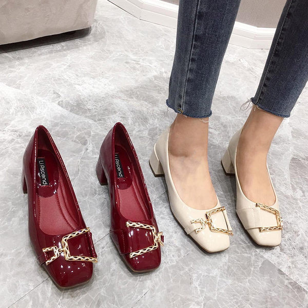 Pantofi moderni de dama din piele lacuita cu catarama metalica si toc gros