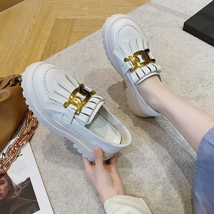 Pantofi de dama din piele cu decor metalic si platforma