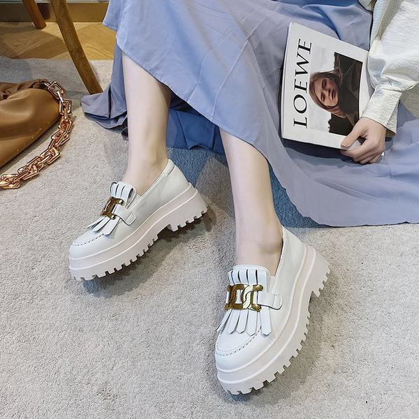 Pantofi de dama din piele cu decor metalic si platforma