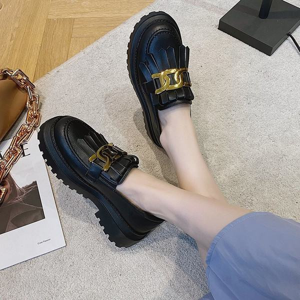 Pantofi de dama din piele cu decor metalic si platforma