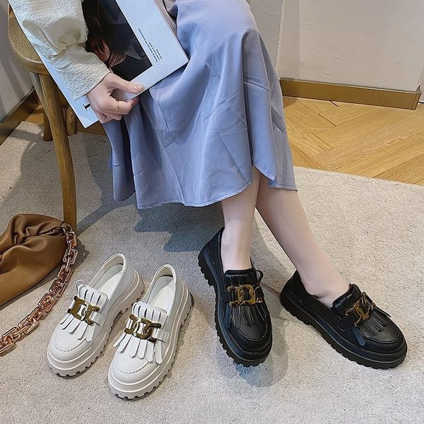 Pantofi de dama din piele cu decor metalic si platforma