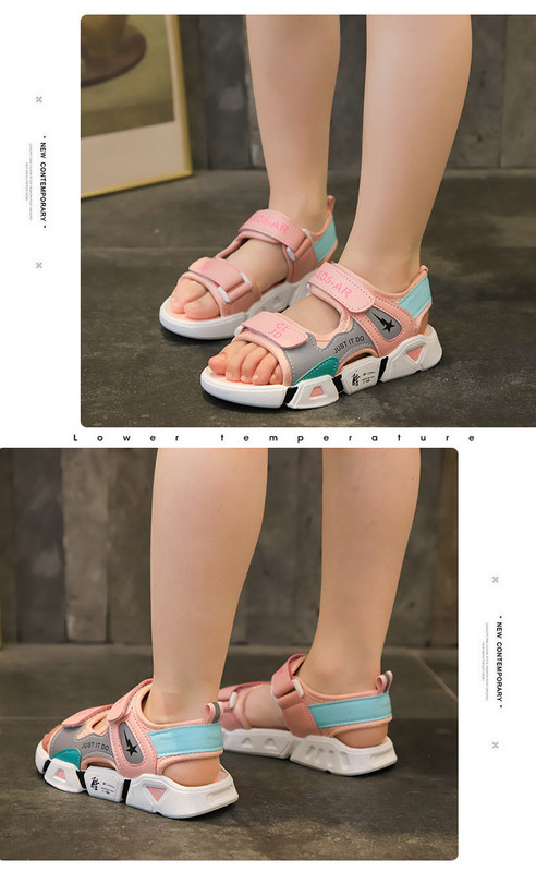 Įprastos vaikiškos basutės su kelių spalvų lipdukais