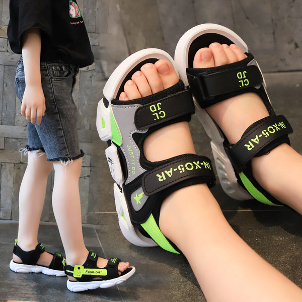 Įprastos vaikiškos basutės su kelių spalvų lipdukais