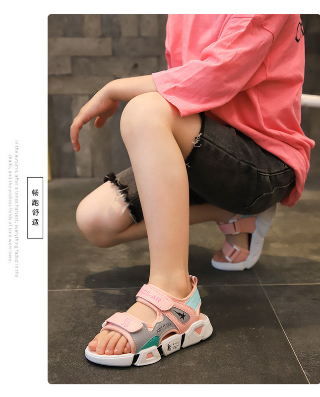 Įprastos vaikiškos basutės su kelių spalvų lipdukais