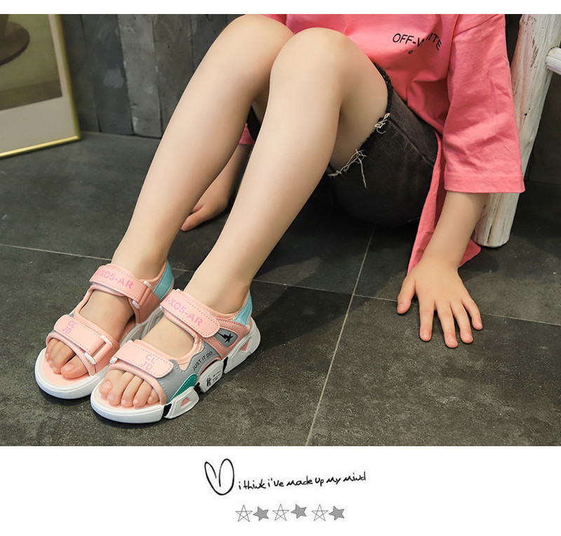 Įprastos vaikiškos basutės su kelių spalvų lipdukais