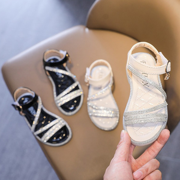 Model nou de sandale pentru o fata cu bretele subtiri cu pietre