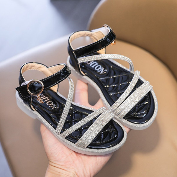 Model nou de sandale pentru o fata cu bretele subtiri cu pietre