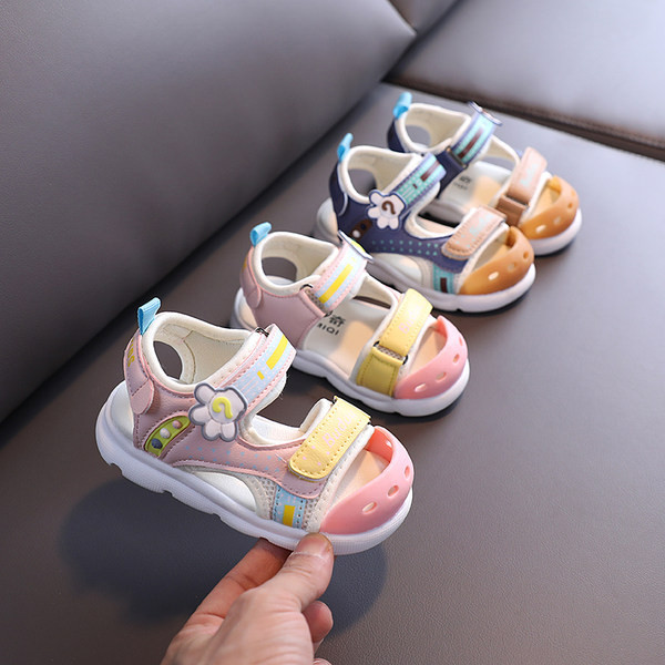 Sandale moderne pentru copii cu talpă moale și autocolante pentru fete