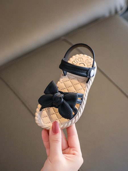 Vaikiškos basutės su kaspinu ir plokščiu padu mergaitėms